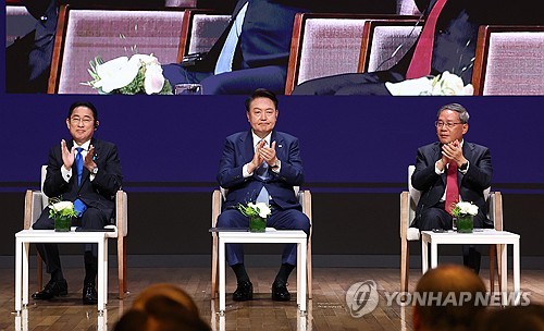 (서울=연합뉴스) 진성철 기자 = 윤석열 대통령, 기시다 후미오 일본 총리(왼쪽), 리창 중국 국무원 총리(오른쪽)가 27일 서울 중구 대한상공회의소에서 열린 제8차 한일중 비즈니스 서밋에서 3국 경제단체장의 보고를 들은 뒤 박수치고 있다.   2024.5.27 zjin@yna.co.kr