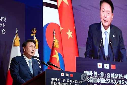 (서울=연합뉴스) 진성철 기자 = 윤석열 대통령이 27일 서울 중구 대한상공회의소에서 열린 제8차 한일중 비즈니스 서밋에서 연설하고 있다.   2024.5.27  [대통령실 제공. 재판매 및 DB 금지] zjin@yna.co.kr