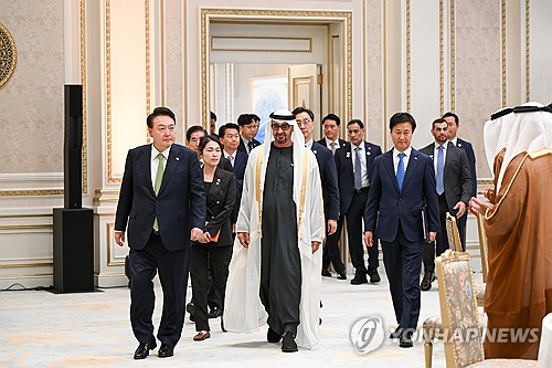 (서울=연합뉴스) 진성철 기자 = 윤석열 대통령과 무함마드 빈 자예드 알 나흐얀 아랍에미리트(UAE) 대통령이 29일 청와대 영빈관에서 열린 국빈 오찬에 입장하고 있다.  2024.5.29 [대통령실 제공. 재판매 및 DB 금지] zjin@yna.co.kr