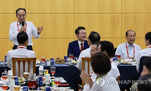 (천안=연합뉴스) 홍해인 기자 = 윤석열 대통령이 30일 충남 천안 재능교육연수원에서 열린 제22대 국민의힘 국회의원 워크숍에서 국민의힘 추경호 원내대표의 인사말을 듣고 있다. 2024.5.30 hihong@yna.co.kr
