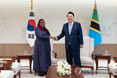 (서울=연합뉴스) 홍해인 기자 = 윤석열 대통령이 2일 서울 용산 대통령실 청사에서 사미아 술루후 하산 탄자니아 대통령과 소인수 환담 전 악수하고 있다. 2024.6.2 [대통령실 제공. 재판매 및 DB 금지] hihong@yna.co.kr