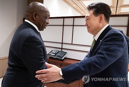 (서울=연합뉴스) 홍해인 기자 = 윤석열 대통령이 3일 서울 용산 대통령실에서 열린 은초코아네 사무엘 마테카네 레소토 총리와의 정상회담에 앞서 인사하고 있다. 2024.6.3 [대통령실 제공. 재판매 및 DB 금지] hihong@yna.co.kr