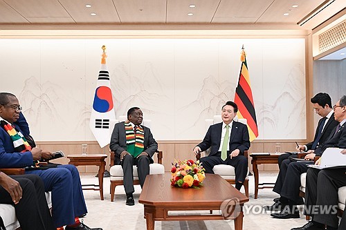 (서울=연합뉴스) 홍해인 기자 = 윤석열 대통령이 3일 서울 용산 대통령실에서 에머슨 담부조 음낭 가과 짐바브웨 대통령과 정상회담을 하고 있다. 2024.6.3 [대통령실 제공. 재판매 및 DB 금지] hihong@yna.co.kr