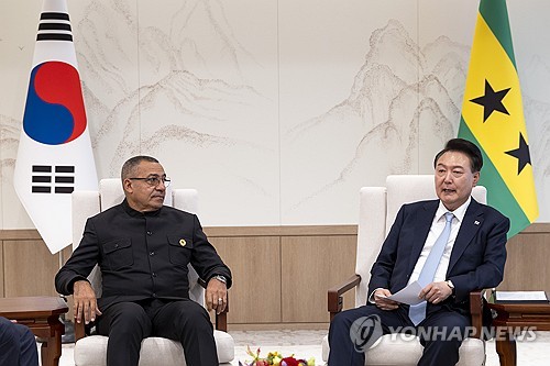 (서울=연합뉴스) 홍해인 기자 = 윤석열 대통령이 3일 서울 용산 대통령실에서 카를로스 빌라 노바 상투메프린시페 대통령과 정상회담을 하고 있다. 2024.6.3 [대통령실 제공. 재판매 및 DB 금지] hihong@yna.co.kr