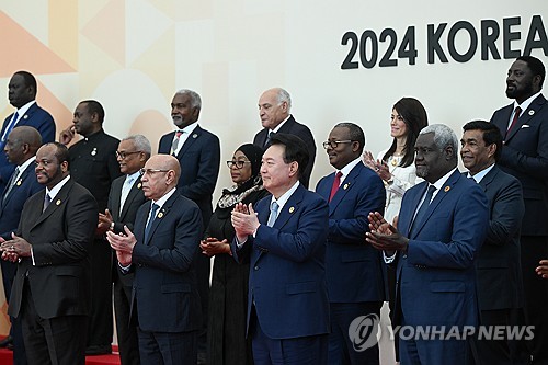 (서울=연합뉴스) 홍해인 기자 = 윤석열 대통령과 아프리카 정상들이 4일 2024 한-아프리카 정상회의장에서 열린 한-아프리카 정상회의에서 기념 촬영을 하며 박수를 치고 있다. 2024.6.4 [대통령실 제공. 재판매 및 DB 금지] hihong@yna.co.kr