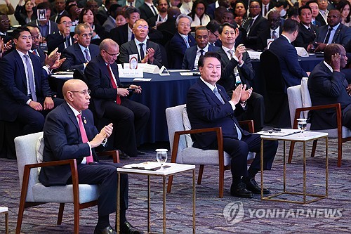 (서울=연합뉴스) 홍해인 기자 = 윤석열 대통령이 5일 서울 중구 롯데호텔에서 열린 '2024 한-아프리카 비즈니스 서밋 개회식'에 참석해 아프리카연합(AU) 의장인 무함마드 울드 가주아니 모리타니아 대통령과 박수를 치고 있다. 2024.6.5 [대통령실통신사진기자단] hihong@yna.co.kr