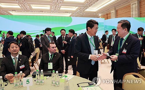 (아시가바트[투르크메니스탄]=연합뉴스) 홍해인 기자 = 박춘섭 대통령실 경제수석(오른쪽)과 홍현성 현대엔지니어링 대표가 11일 오전(현지시간) 투르크메니스탄 아시카바트의 상공회의소에서 열린 '한-투르크메니스탄 비즈니스 포럼'에서 인사하고 있다. 왼쪽부터 안덕근 산자부 장관, 막사트 바바예프 투르크메니스탄 국영가스공사 회장. 2024.6.11 hihong@yna.co.kr