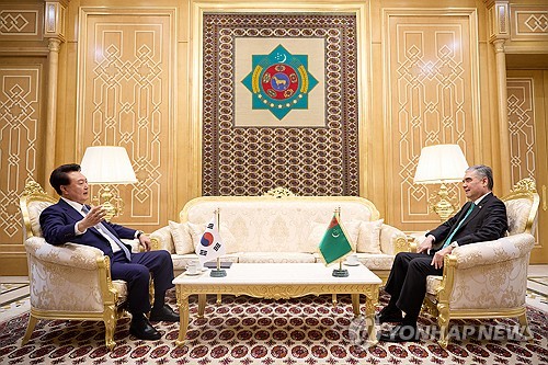 (아시가바트[투르크메니스탄]=연합뉴스) 홍해인 기자 = 윤석열 대통령이 11일(현지시간) 투르크메니스탄 아시가바트 한 호텔에서 투르크메니스탄 국가최고지도자 겸 인민이사회 의장인 구르반굴리 베르디무하메도프 전 대통령과 면담하고 있다.  2024.6.11 [공동취재] hihong@yna.co.kr