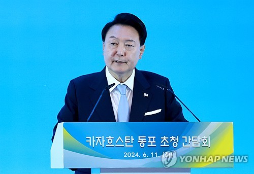 (아스타나[카자흐스탄]=연합뉴스) 홍해인 기자 = 카자흐스탄을 국빈 방문한 윤석열 대통령이 11일(현지시간) 카자흐스탄 아스타나의 한 호텔에서 열린 고려인 동포·재외국민 초청 간담회에서 격려사를 하고 있다. 2024.6.11 hihong@yna.co.kr