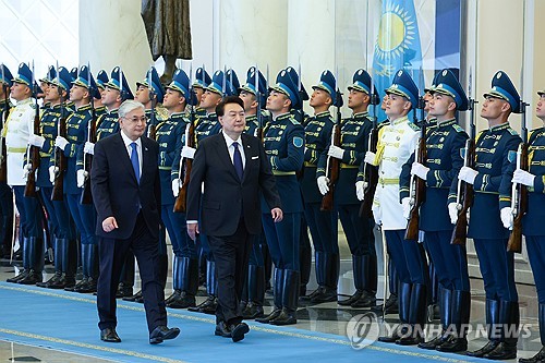 (아스타나[카자흐스탄]=연합뉴스) 홍해인 기자 = 윤석열 대통령과 카심-조마르트 토카예프 카자흐스탄 대통령이 12일(현지시간) 아스타나 대통령궁에서 열린 공식환영식에서 의장대를 사열하고 있다.  2024.6.12 hihong@yna.co.kr