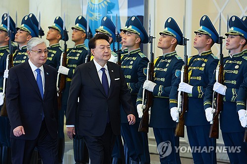 (아스타나[카자흐스탄]=연합뉴스) 홍해인 기자 = 윤석열 대통령과 카심-조마르트 토카예프 카자흐스탄 대통령이 12일(현지시간) 아스타나 대통령궁에서 열린 공식환영식에서 의장대를 사열하고 있다.  2024.6.12 hihong@yna.co.kr