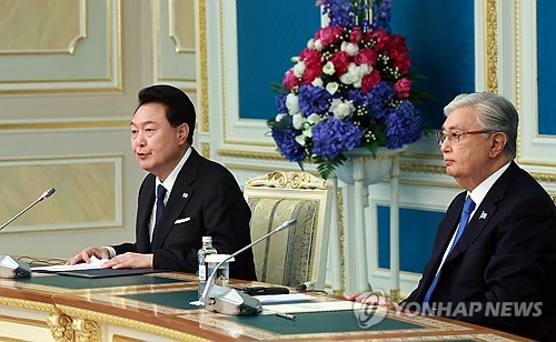 (아스타나[카자흐스탄]=연합뉴스) 홍해인 기자 = 카자흐스탄을 국빈 방문 중인 윤석열 대통령이 12일(현지시간) 카자흐스탄 아스타나 대통령궁에서 카심-조마르트 토카예프 카자흐스탄 대통령과 공동언론발표를 하고 있다. 2024.6.12 hihong@yna.co.kr