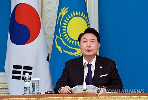 (아스타나[카자흐스탄]=연합뉴스) 홍해인 기자 = 카자흐스탄을 국빈 방문 중인 윤석열 대통령이 12일(현지시간) 카자흐스탄 아스타나 대통령궁에서 카심-조마르트 토카예프 카자흐스탄 대통령과 공동언론발표를 하고 있다. 2024.6.12 hihong@yna.co.kr