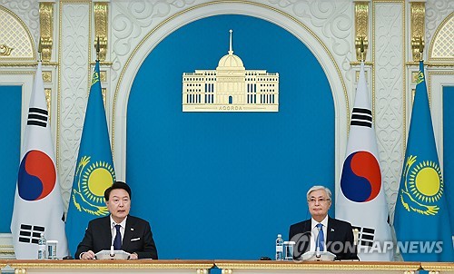(아스타나[카자흐스탄]=연합뉴스) 홍해인 기자 = 카자흐스탄을 국빈 방문 중인 윤석열 대통령이 12일(현지시간) 카자흐스탄 아스타나 대통령궁에서 카심-조마르트 토카예프 카자흐스탄 대통령과 한·카자흐스탄 정상회담을 마친 뒤 공동언론발표에 참석해 발언하고 있다. 2024.6.12 hihong@yna.co.kr