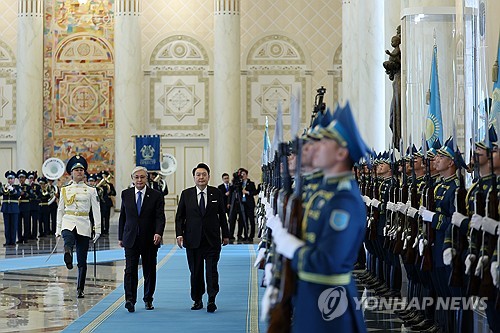 카자흐 의장대 사열하는 윤석열 대통령
