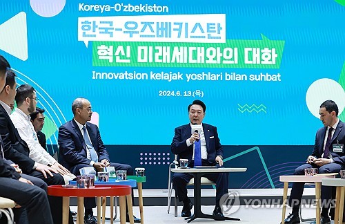 (타슈켄트[우즈베키스탄]=연합뉴스) 홍해인 기자 = 윤석열 대통령이 13일 오후(현지시간) 우즈베키스탄 타슈켄트의 창업 촉진 센터(U-Enter)에서 열린 '한-우즈베크 혁신 미래세대와의 대화' 간담회에 참석해 발언하고 있다. 윤 대통령 왼쪽은 압둘라 아리포프 우즈베키스탄 총리. 2024.6.13 hihong@yna.co.kr