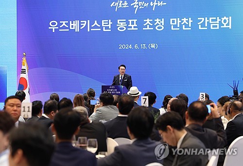 (타슈켄트[우즈베키스탄]=연합뉴스) 진성철 기자 = 우즈베키스탄을 국빈 방문한 윤석열 대통령이 13일 오후(현지시간) 타슈켄트 힐튼호텔에서 열린 동포 만찬 간담회에서 격려사를 하고 있다. 2024.6.14 zjin@yna.co.kr