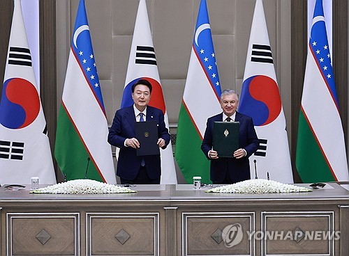 (타슈켄트[우즈베키스탄]=연합뉴스) 홍해인 기자 = 윤석열 대통령과 샤브카트 미르지요예프 우즈베키스탄 대통령이 14일(현지시간) 타슈켄트 대통령궁 영빈관에서 한·우즈베키스탄 공동성명에 서명한 뒤 기념 촬영을 하고 있다. 2024.6.14 hihong@yna.co.kr