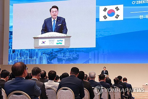 (타슈켄트[우즈베키스탄]=연합뉴스) 진성철 기자 = 윤석열 대통령이 14일 오후(현지시간) 우즈베키스탄 타슈켄트 힐튼호텔에서 열린 '한-우즈베키스탄 비즈니스 포럼'에 참석해 기조연설을 하고 있다. 2024.6.15 zjin@yna.co.kr