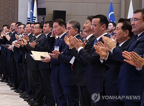 (타슈켄트[우즈베키스탄]=연합뉴스) 진성철 기자 = 최태원 대한상의 회장, 신동빈 롯데그룹 회장, 장인화 포스코그룹 회장 등 한·우즈베크 경제인들이 14일 오후(현지시간) 우즈베키스탄 타슈켄트 힐튼호텔에서 윤석열 대통령과 샤브카트 미르지요예프 우즈베키스탄 대통령이 참석한 가운데 열린 '한-우즈베키스탄 비즈니스 포럼'에서 박수치고 있다.  2024.6.15 zjin@yna.co.kr