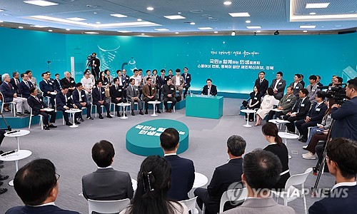 (경산=연합뉴스) 홍해인 기자 = 윤석열 대통령이 20일 경북 경산시 영남대 천마아트센터에서 '동북아 첨단 제조혁신허브, 경북'을 주제로 열린 스물 여섯 번째 '국민과 함께하는 민생토론회'에서 발언하고 있다. 2024.6.20 hihong@yna.co.kr