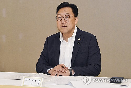 (서울=연합뉴스) 김병환 기획재정부 차관이 21일 서울 종로구 정부서울청사에서 열린 '물가관계차관회의'를 주재하고 있다. 2024.6.21 [기획재정부 제공. 재판매 및 DB 금지] photo@yna.co.kr