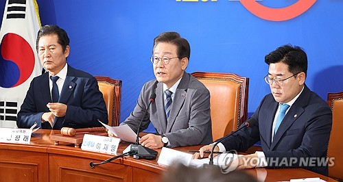 (서울=연합뉴스) 김주형 기자 = 더불어민주당 이재명 대표(가운데)가 24일 오전 국회에서 열린 최고위원회의에서 발언하고 있다. 2024.6.24 kjhpress@yna.co.kr