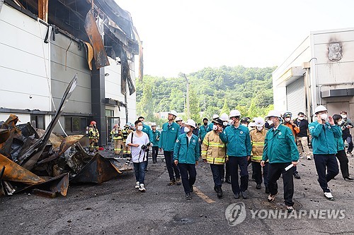 (서울=연합뉴스) 한덕수 국무총리가 24일 경기도 화성시 소재 리튬전지 제조 공장 화재현장을 방문해 관계자로부터 사고 현황과 수습계획을 보고받고 있다. 2024.6.24 [국무총리실 제공. 재판매 및 DB금지] jjaeck9@yna.co.kr