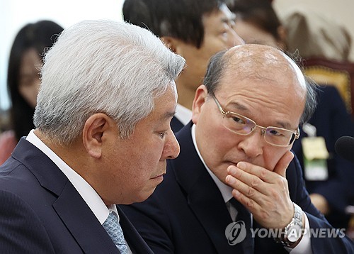 (서울=연합뉴스) 신준희 기자 = 25일 국회에서 열린 과학기술정보방송통신위원회 전체회의에서 김홍일 방통위원장과 이상인 부위원장이 대화하고 있다. 2024.6.25 hama@yna.co.kr