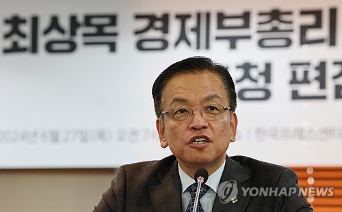 (서울=연합뉴스) 신현우 기자 = 최상목 부총리 겸 기획재정부 장관이 27일 오전 서울 중구 한국프레스센터에서 열린 한국신문방송편집인협회 주최 초청 편집인 포럼에 참석해 질문에 답하고 있다. 2024.6.27 nowwego@yna.co.kr