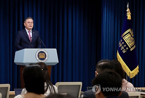 (서울=연합뉴스) 홍해인 기자 = 박상욱 대통령실 과학기술수석이 27일 서울 용산 대통령실 청사에서 2025년도 연구개발(R&D) 재원 배분 결과 관련 브리핑을 하고 있다. 2024.6.27 hihong@yna.co.kr