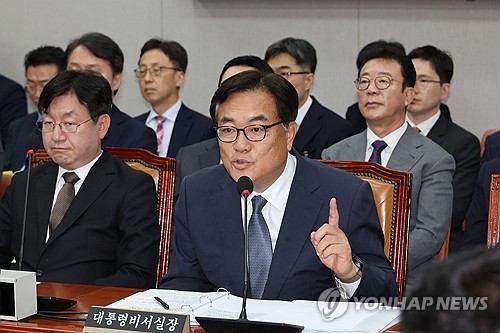 (서울=연합뉴스) 김주성 기자 = 정진석 대통령 비서실장이 1일 오전 국회에서 열린 운영위원회 전체회의에서 채상병 사망 사건과 관련한 위원들의 질의에 답하고 있다. 2024.7.1 utzza@yna.co.kr