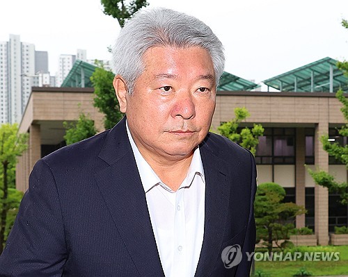 (과천=연합뉴스) 김도훈 기자 = 탄핵안 보고 전 자진 사퇴 의사를 밝힌 김홍일 방송통신위원장이 2일 오전 정부과천청사로 출근하고 있다. 2024.7.2 superdoo82@yna.co.kr