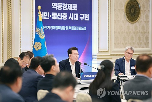 (서울=연합뉴스) 홍해인 기자 = 윤석열 대통령이 3일 서울 종로구 청와대 영빈관에서 열린 '하반기 경제정책방향 및 역동경제 로드맵 발표' 행사에서 발언하고 있다. 2024.7.3 hihong@yna.co.kr