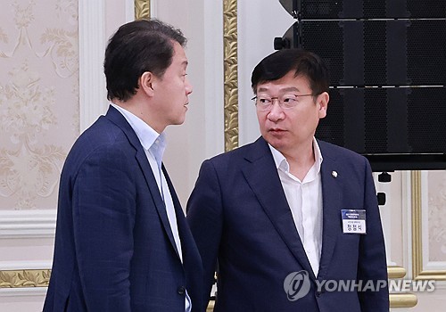 (서울=연합뉴스) 홍해인 기자 = 김주현 대통령실 민정수석(왼쪽)이 3일 서울 종로구 청와대 영빈관에서 열린 '하반기 경제정책방향 및 역동경제 로드맵 발표' 행사에 참석해 국민의힘 정점식 정책위의장과 대화하고 있다. 2024.7.3 hihong@yna.co.kr