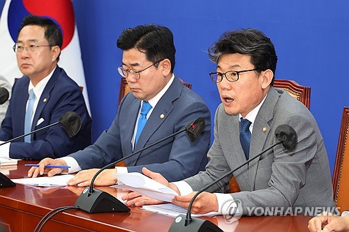 (서울=연합뉴스) 김주성 기자 = 더불어민주당 진성준 정책위의장(오른쪽)이 4일 오전 국회에서 열린 정책조정회의에서 발언하고 있다. 2024.7.4 utzza@yna.co.kr
