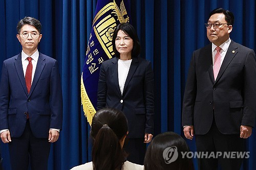 (서울=연합뉴스) 홍해인 기자 =  4일 오전 서울 용산 대통령실 청사 브리핑실에서 열린 인사브리핑에서 김병환 금융위원장 후보자(오른쪽부터), 이진숙 신임 방송통신위원장 후보자,  김완섭 환경부 장관 후보자가 자리하고 있다. 2024.7.4 hihong@yna.co.kr