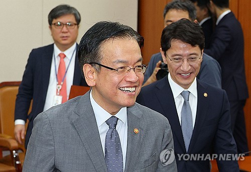 최상목 "민생안정·경제회복에 총력…구조개혁도 병행 추진"_박준형