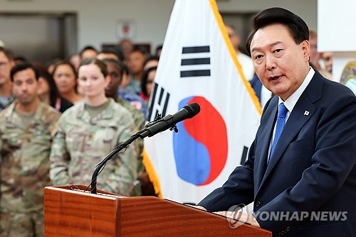 (호놀룰루=연합뉴스) 홍해인 기자 = 윤석열 대통령이 9일(현지시간) 미국 하와이 캠프 H. M. 스미스의 인도·태평양 사령부를 방문해 장병들에게 격려사를 하고 있다. 2024.7.10 hihong@yna.co.kr