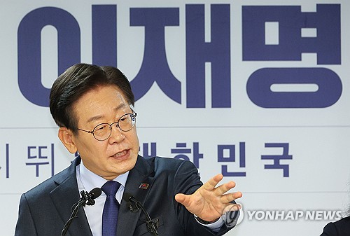 (서울=연합뉴스) 한종찬 기자 = 더불어민주당 이재명 전 대표가 10일 오전 서울 여의도 중앙당사에서 당대표 출마 선언 기자회견을 하고 있다. 2024.7.10 saba@yna.co.kr