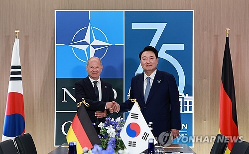 (워싱턴=연합뉴스) 홍해인 기자 = 윤석열 대통령이 10일(현지시간) 북대서양조약기구(NATO·나토) 75주년 정상회의가 개최된 미국 워싱턴DC 월터 E. 워싱턴 컨벤션센터에서 열린 한-독일 정상회담에서 올라프 숄츠 독일 총리와 악수하고 있다. 2024.7.11 hihong@yna.co.kr