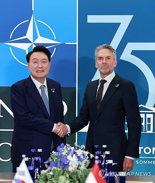 (워싱턴=연합뉴스) 홍해인 기자 = 윤석열 대통령이 10일(현지시간) 북대서양조약기구(NATO·나토) 75주년 정상회의가 개최된 미국 워싱턴DC 월터 E. 워싱턴 컨벤션센터에서 열린 한-네덜란드 정상회담에서 딕 스호프 네덜란드 총리와 악수하고 있다. 2024.7.11 hihong@yna.co.kr