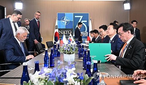 (워싱턴=연합뉴스) 홍해인 기자 = 윤석열 대통령이 10일(현지시간) 북대서양조약기구(NATO·나토) 75주년 정상회의가 개최된 미국 워싱턴DC 월터 E. 워싱턴 컨벤션센터에서 페트르 파벨 체코 대통령과 한-체코 정상회담을 하고 있다. 2024.7.11 hihong@yna.co.kr