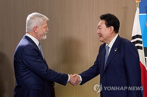 (워싱턴=연합뉴스) 홍해인 기자 = 윤석열 대통령이 10일(현지시간) 북대서양조약기구(NATO·나토) 75주년 정상회의가 개최된 미국 워싱턴DC 월터 E. 워싱턴 컨벤션센터에서 열린 한-체코 정상회담에서 페트르 파벨 체코 대통령과 악수하고 있다. 2024.7.11  [공동취재] hihong@yna.co.kr