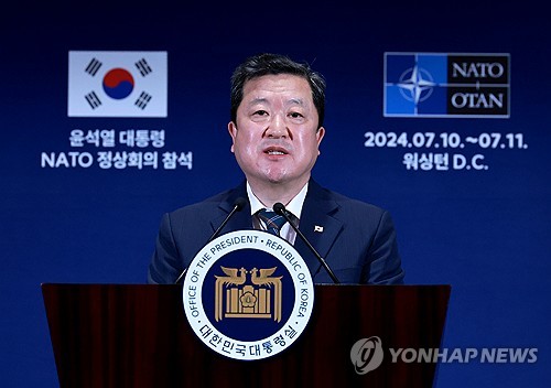 (워싱턴=연합뉴스) 홍해인 기자 = 박춘섭 대통령실 경제수석이 10일(현지시간) 미국 워싱턴DC 한 호텔에 마련된 한국 기자단 프레스센터에서 윤석열 대통령의 북대서양조약기구(NATO·나토) 75주년 정상회의 일정 참석 등과 관련해 브리핑을 하고 있다. 2024.7.11 hihong@yna.co.kr