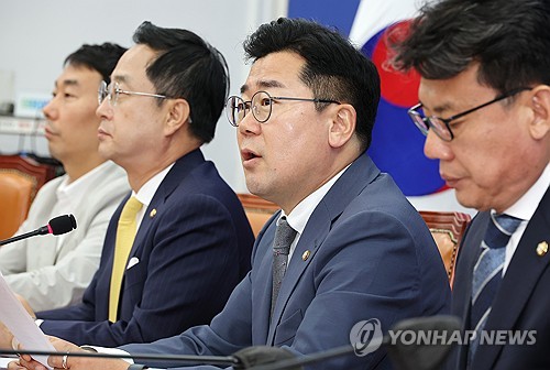 (서울=연합뉴스) 김주형 기자 = 더불어민주당 박찬대 당 대표 직무대행 겸 원내대표(왼쪽 세번째)가 11일 오전 국회에서 열린 정책조정회의에서 발언하고 있다. 2024.7.11 kjhpress@yna.co.kr