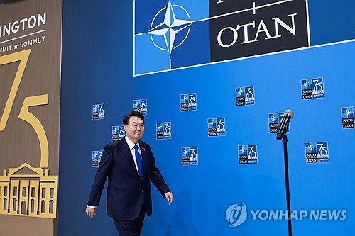 (워싱턴=연합뉴스) 홍해인 기자 = 윤석열 대통령이 11일(현지시간) 북대서양조약기구(NATO·나토) 75주년 정상회의가 개최된 미국 워싱턴DC 월터 E. 워싱턴 컨벤션센터에 도착하고 있다. 2024.7.11  [공동취재] hihong@yna.co.kr