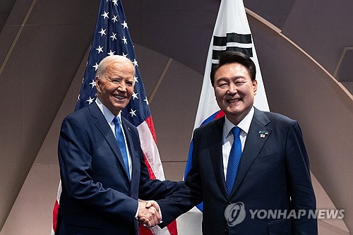 (워싱턴=연합뉴스) 홍해인 기자 = 북대서양조약기구(NATO·나토) 정상회의에 참석한 윤석열 대통령이 11일(현지시간) 미국 워싱턴DC 월터 E. 워싱턴 컨벤션센터에서 열린 한미 정상회담에서 조 바이든 미국 대통령과 악수하고 있다.  2024.7.12 [공동취재] hihong@yna.co.kr