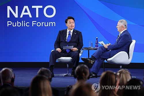 (워싱턴=연합뉴스) 홍해인 기자 = 윤석열 대통령이 11일(현지시간) 미국 워싱턴DC 메리어트 마르퀴스 호텔에서 열린 북대서양조약기구(NATO·나토) 퍼블릭포럼 인도·태평양 세션에서 미국 싱크탱크 허드슨연구소의 케네스 와인스타인 석좌와 대담하고 있다. 2024.7.12 hihong@yna.co.kr