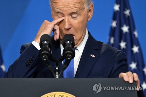 (워싱턴 AFP=연합뉴스) 조 바이든 미국 대통령이 북대서양조약기구(NATO·나토) 정상회의 마지막 날인 11일(현지시간) 워싱턴 DC에서 대선 완주 의지를 밝히는 기자회견을 하던 도중 피곤한 듯 눈을 만지고 있다. 바이든 대통령은 민주당 안팎에서 거센 대선 후보 사퇴 압력을 받고 있다. 2024.07.12 passion@yna.co.kr